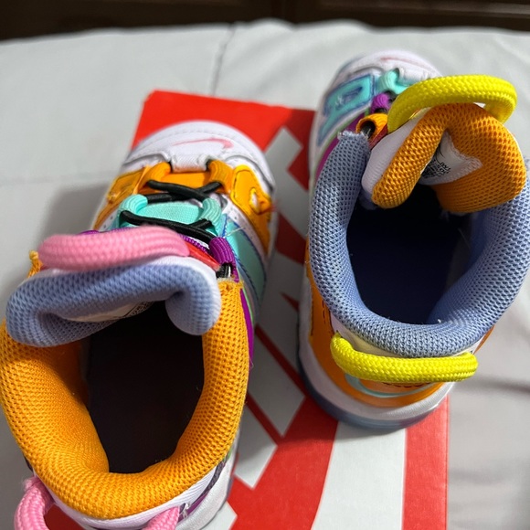 NIKE AIR MORE UPTEMPO
BARELY GRAPE/ORANGE PEEL
BOURGOGNE BRUT/PELURE D'ORANGE - Picture 6 of 8